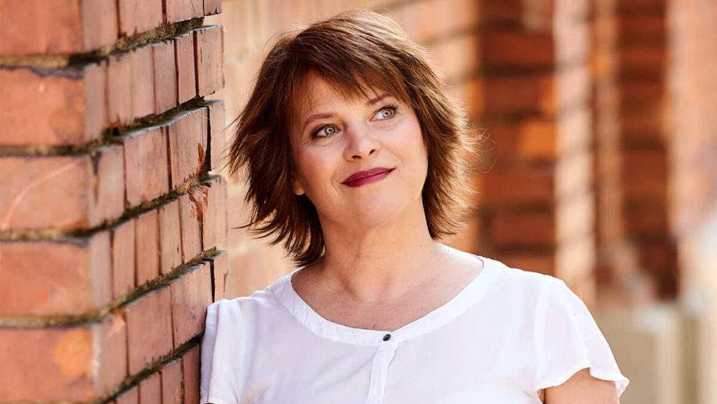 Nicki an Rollstuhl gefesselt