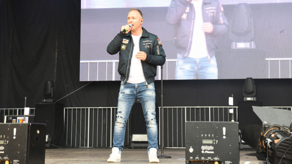 Mitch Keller dopt sich vor Auftritt