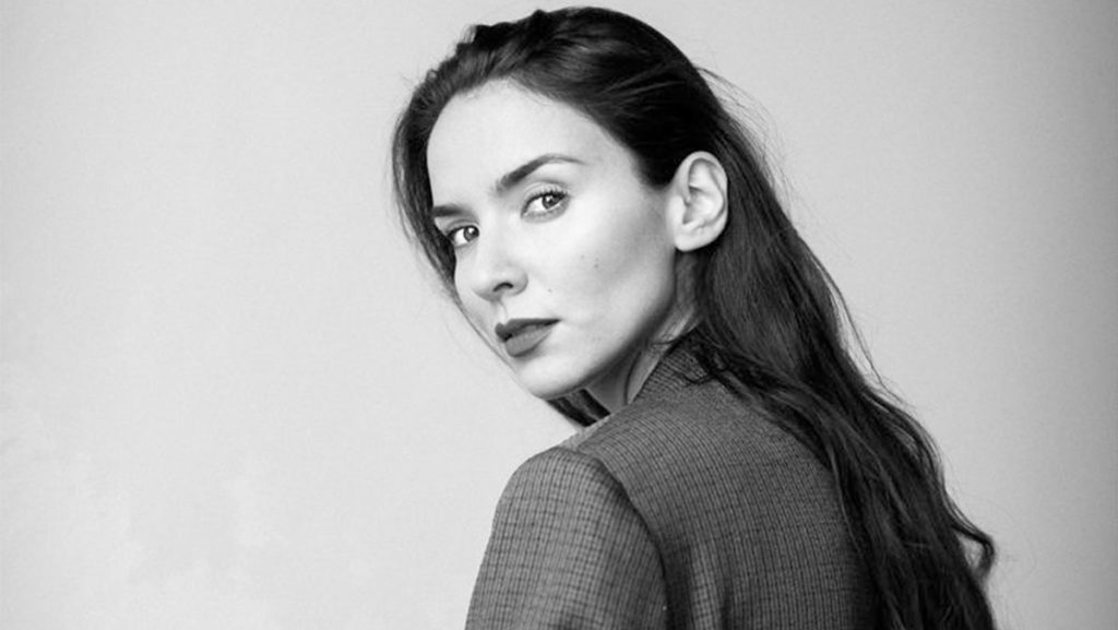 Schlagersängerin Emilija Wellrock in großer Sorge