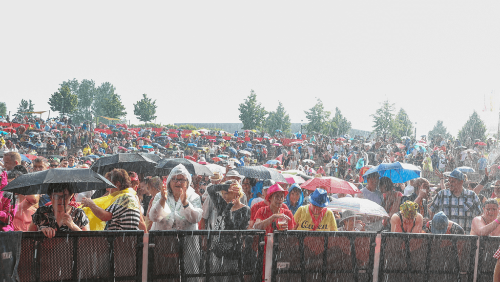 Fans im Regen