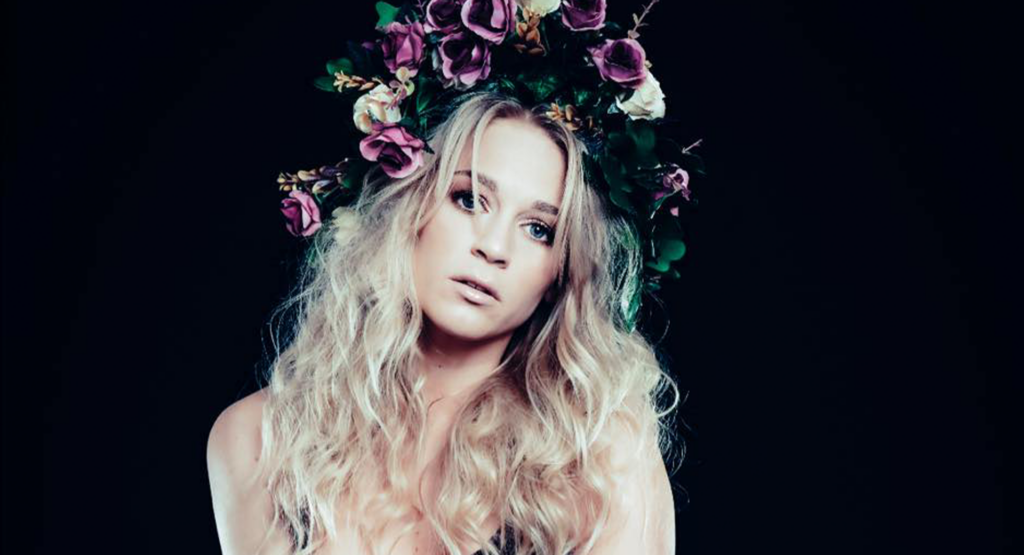 Julia Lindholm zeigt Baby-Bauch